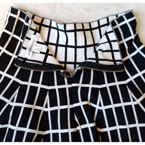 Roommates B&W Plaid Mini Skater Skirt Size Large Perfect for a Party or a night - Picture 6 of 14